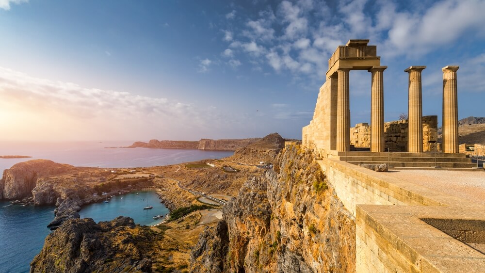 Panorama delle rovine dell'Acropoli di Lindos, Rodi, Isole Dodecanesi, Grecia. Esplora l'antica architettura di Lindos, una gemma dell'Egeo.